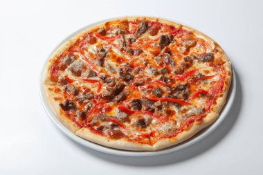 Ev yapımı et Pepperoni sosis ve pastırmalı pizzayı sever.