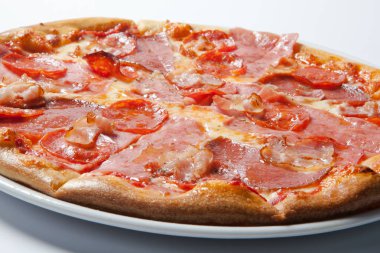 Mantar ve jambon İtalyan lezzetli pizza.