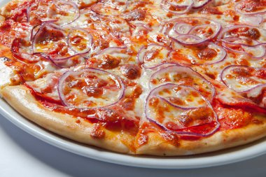 Soğan, jambon, peynir ve domates pizza. Beyaz arka plan