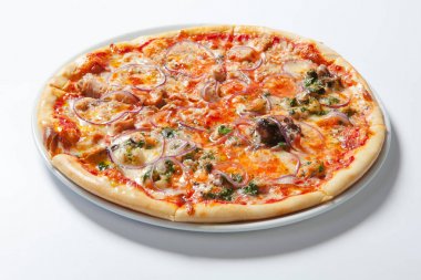 Soğan, jambon, peynir ve domates pizza. Beyaz arka plan