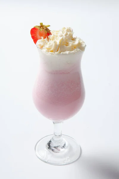 Batido de leche sabor fresa crema batida aislado sobre fondo blanco — Foto de Stock