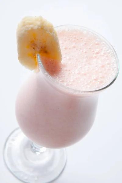 밀크 쉐이크 딸기 흰색 배경에 고립 — 스톡 사진