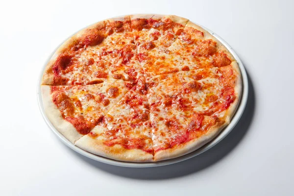 Domates, peynir ve Mozzarella ile yapılan pizza Margherita