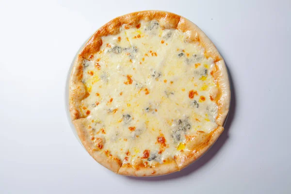Peynir beyaz tabakta İtalyan lezzetli pizza