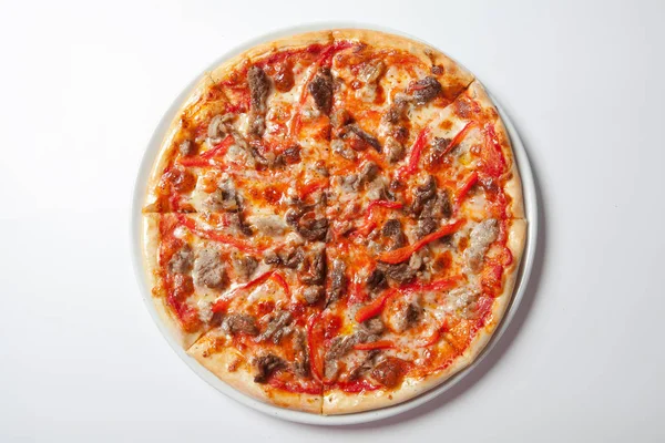 Ev yapımı et Pepperoni sosis ve pastırmalı pizzayı sever.