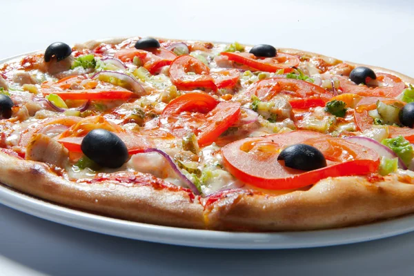 İtalyan lezzetli pizza domates, brokoli ve peynir ile.