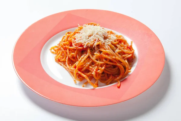 Domates soslu lezzetli makarna spagetti, peynir beyaz bir plaka üzerinde — Stok fotoğraf