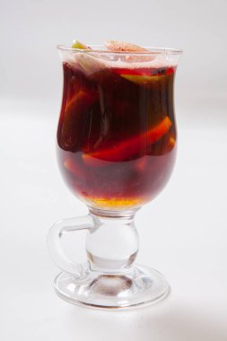 Baharatlar, elma ve portakal beyaz zemin üzerine sıcak mulled şarap