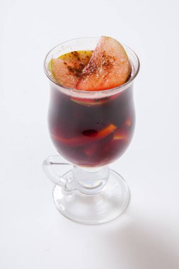 Baharatlar, elma ve portakal beyaz zemin üzerine sıcak mulled şarap