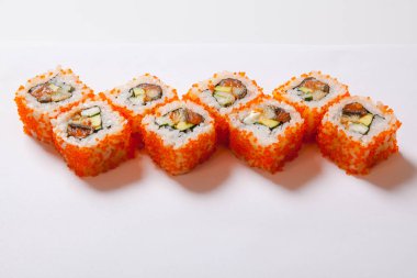 Japon deniz ürünleri suşi, beyaz bir arka plan rulo