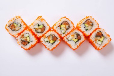 Japon deniz ürünleri suşi, beyaz bir arka plan rulo
