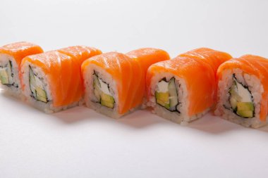 Japon deniz ürünleri suşi, beyaz bir arka plan rulo