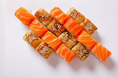 Japon deniz ürünleri suşi, beyaz bir arka plan rulo