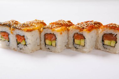 Japon deniz ürünleri suşi, beyaz bir arka plan rulo
