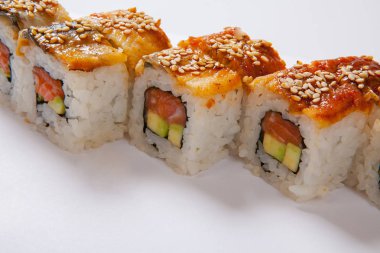 Japon deniz ürünleri suşi, beyaz bir arka plan rulo