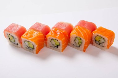 Japon deniz ürünleri suşi, beyaz bir arka plan rulo