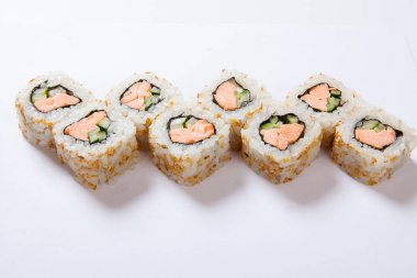 Japon deniz ürünleri suşi, beyaz bir arka plan rulo