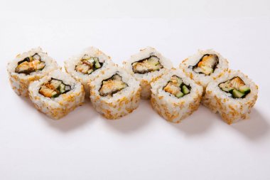 Japon deniz ürünleri suşi, beyaz bir arka plan rulo