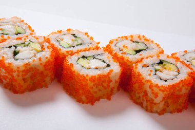 Japon deniz ürünleri suşi, beyaz bir arka plan rulo