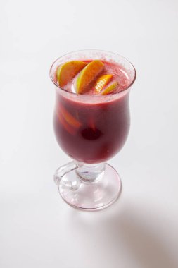 Ahududu ve narenciye çay ile uzun şeffaf cam.