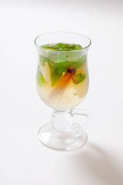 Nane, tarçın ve üzerinde beyaz izole limon ile çay bardak