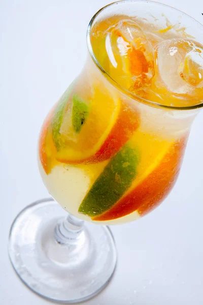 Alcoholische cocktail met rum oranje likeur limoen en tequila. Witte achtergrond — Stockfoto