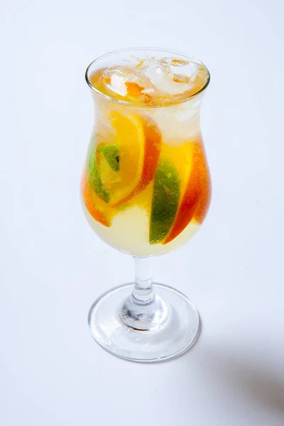 Алкогольный коктейль с ромовым ликером, апельсиновой лаймом и текилой. Белый фон — стоковое фото