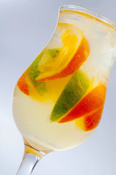 Koktajl alkoholowy z rum likier pomarańczowy limonki i tequilę blanco. Białe tło — Zdjęcie stockowe