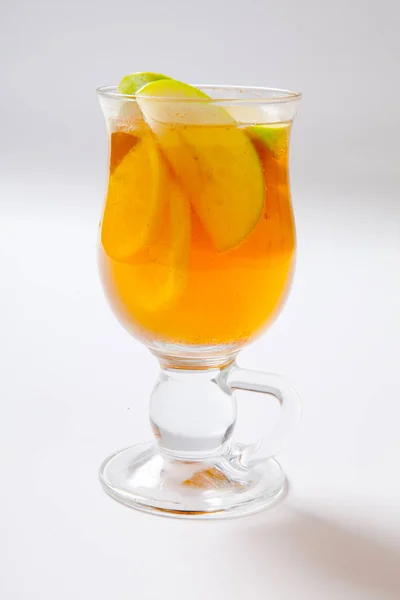 Пряный яблочный сидр. Горячий коктейль в стакане — стоковое фото
