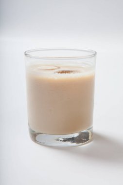 süt uzun bir bardak vişne kokteyli