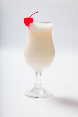 süt uzun bir bardak vişne kokteyli