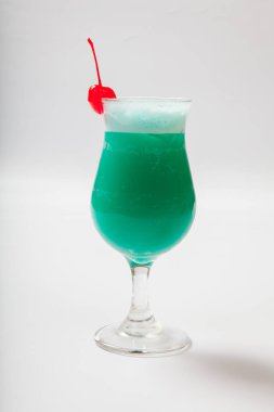 bir kiraz ile mavi Hawaii kokteyli. Beyaz arka plan