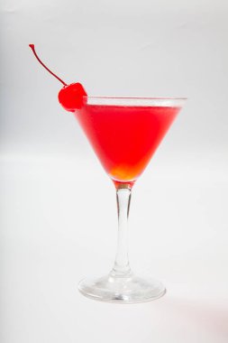 siyah arka plan üzerine kiraz ile renkli kokteyl