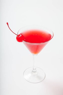 siyah arka plan üzerine kiraz ile renkli kokteyl