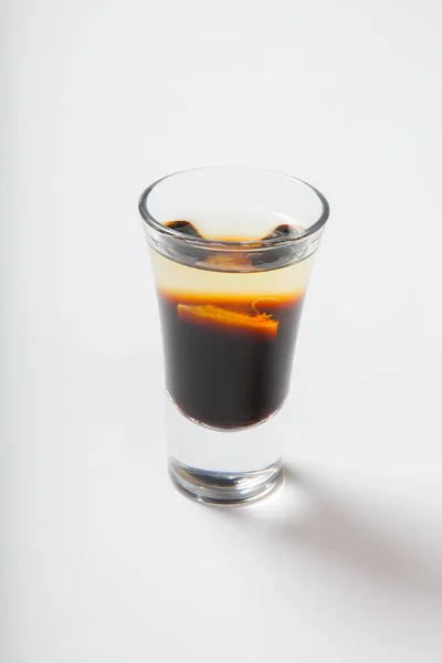 Склянка з алкогольним коктейлем ізольована на білому фоні — стокове фото