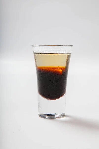 Стакан с алкогольным коктейлем на белом фоне — стоковое фото