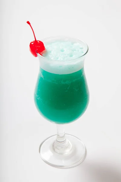 Blauwe Hawaiian cocktail met een kers. Witte achtergrond — Stockfoto