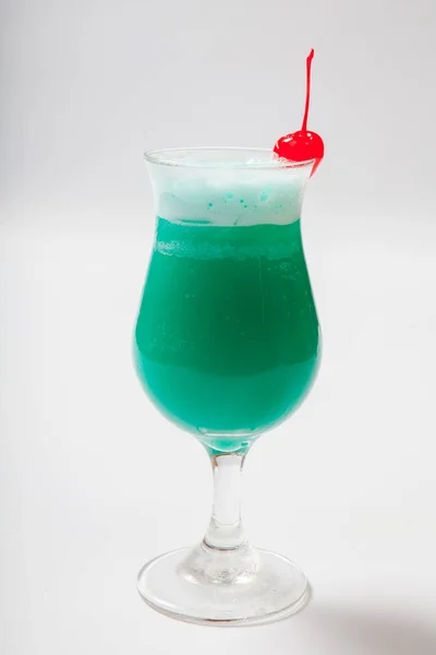 Синій Гавайських коктейль з вишнею. Білий фон — стокове фото