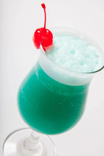 蓝色夏威夷鸡尾酒与一颗樱桃。白色背景 — 图库照片