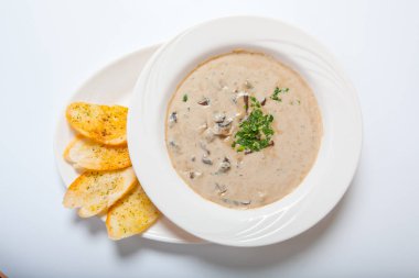 Mantar kremalı çorba kruton, otlar ve baharatlar