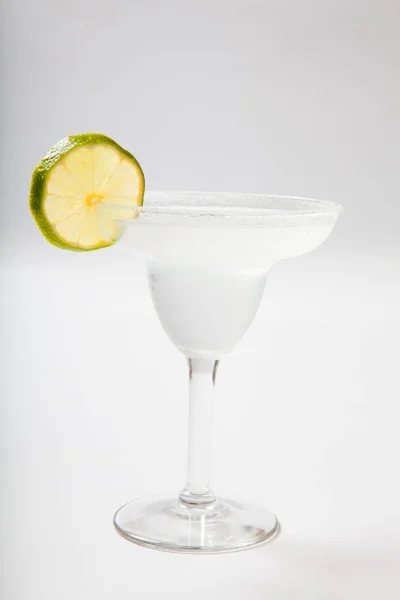 Bílá dáma koktejl - izolované na bílém — Stock fotografie