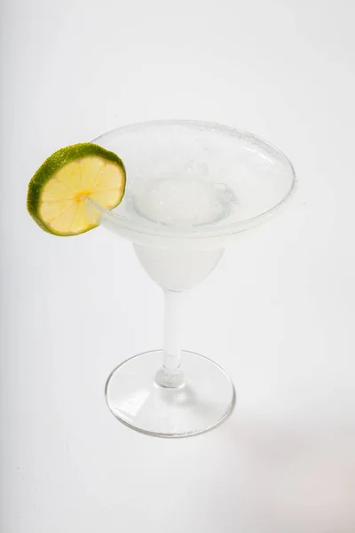 Witte Dame-Cocktail - geïsoleerd op wit — Stockfoto