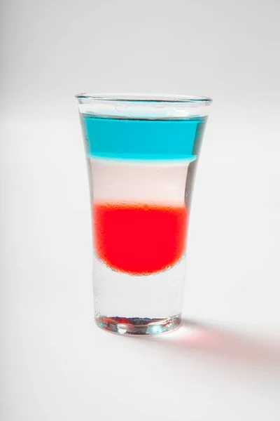 Склянка з алкогольними коктейлями ізольовані на білому фоні — стокове фото