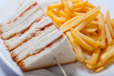 Beyaz bir tabak kızarmış patates ile sandviç farklı türleri