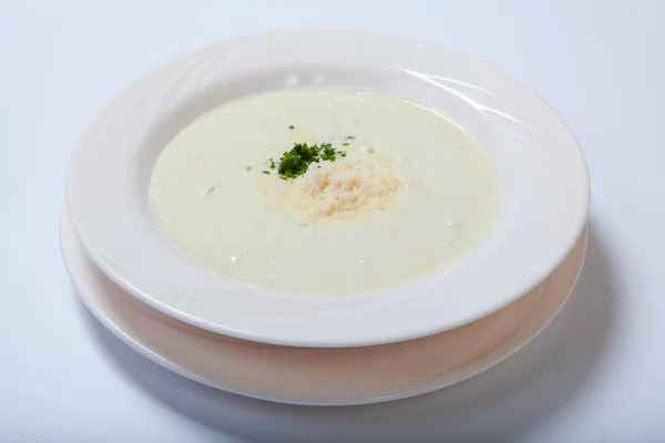 Deliciosa sopa cremosa con perejil y queso en plato blanco — Foto de Stock