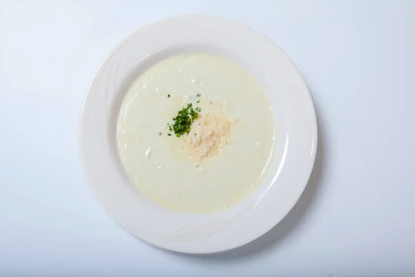 Смачний вершковий суп з петрушкою та сиром на білій страві — стокове фото