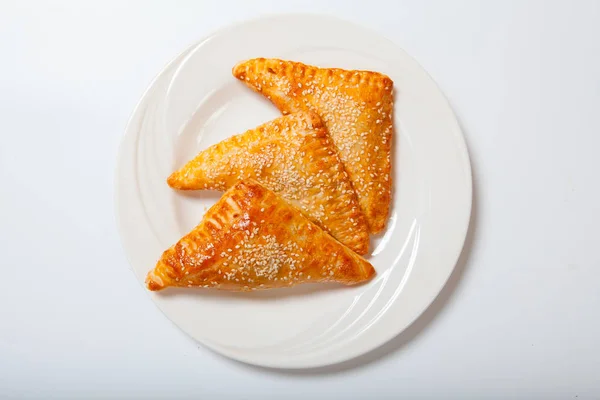 Ev yapımı peynir puf hamur işleri beyaz bir plaka üzerinde