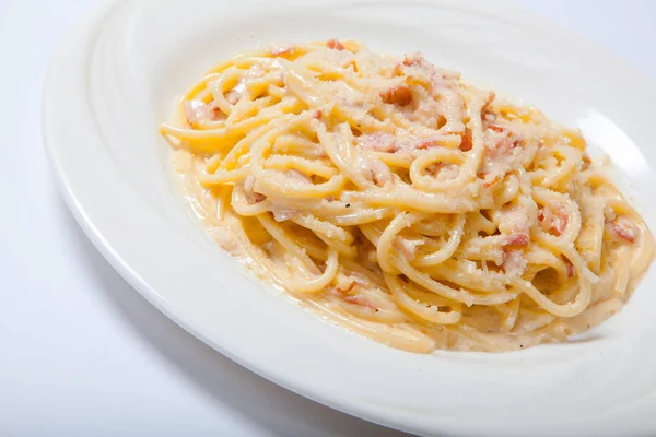 Pasta Carbonara mit Schinken und Käse, Spaghetti Carbonara mit gebackenem Schinken und Parmesan — Stockfoto