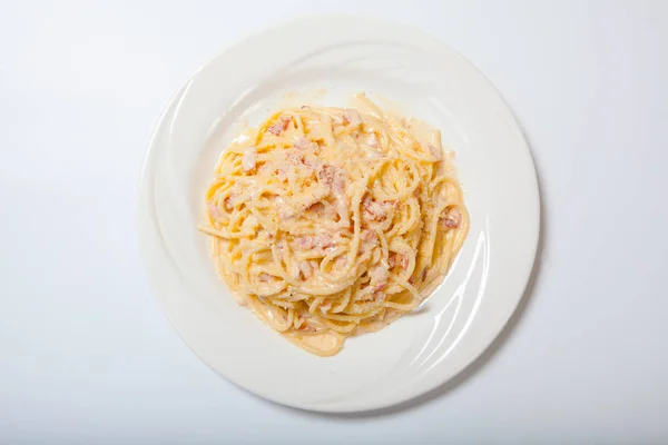 Pasta Carbonara mit Schinken und Käse, Spaghetti Carbonara mit gebackenem Schinken und Parmesan — Stockfoto