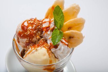 meyve taze muz ve derin bir kabın içinde nane ile dondurma